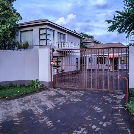 The Palace Guest House Harare Esterno foto