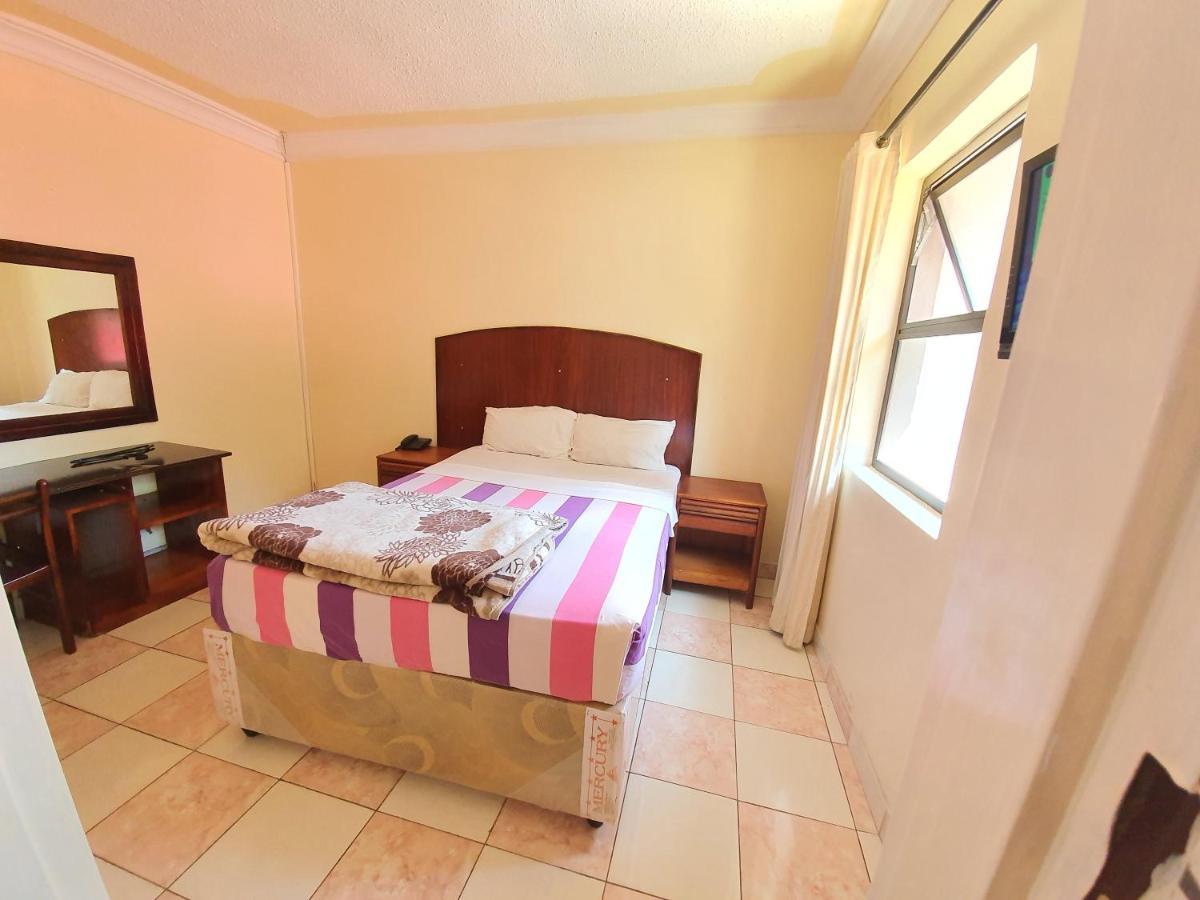 The Palace Guest House Harare Esterno foto