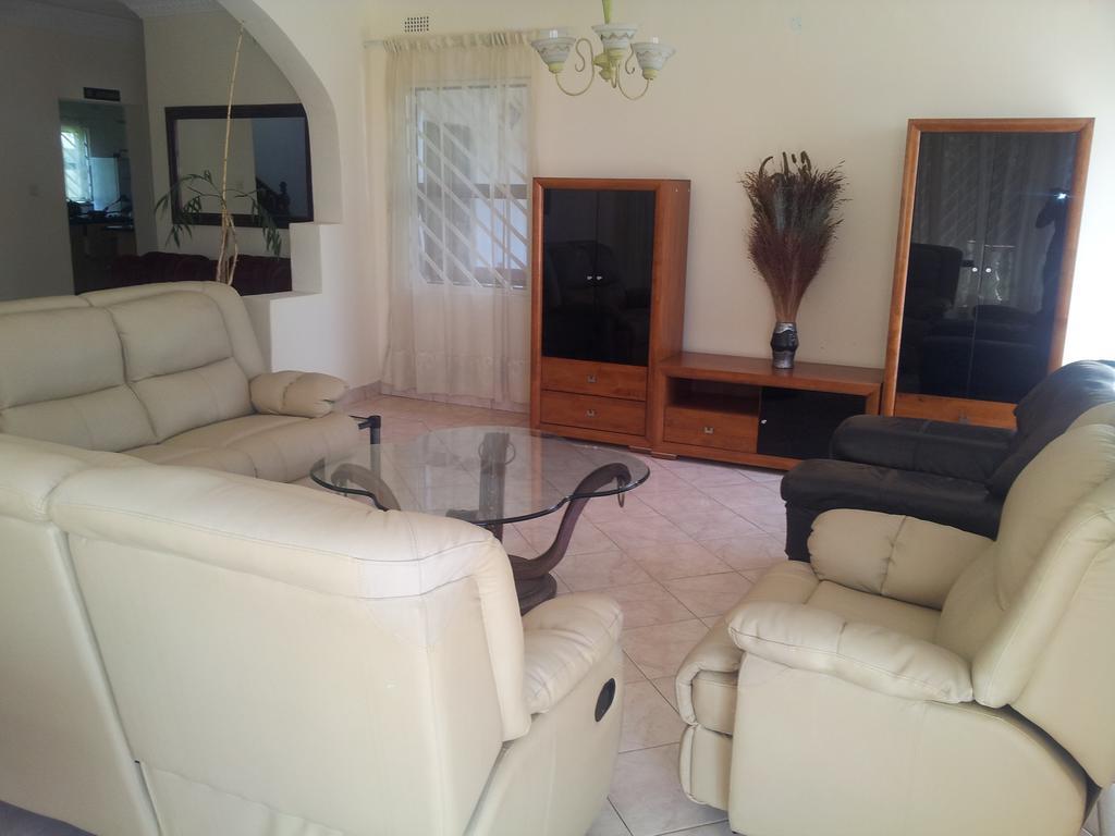 The Palace Guest House Harare Esterno foto